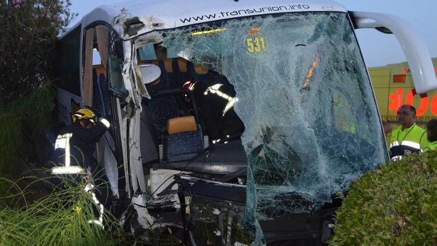 Rescatan al conductor de un autobús atrapado en un accidente en Manacor