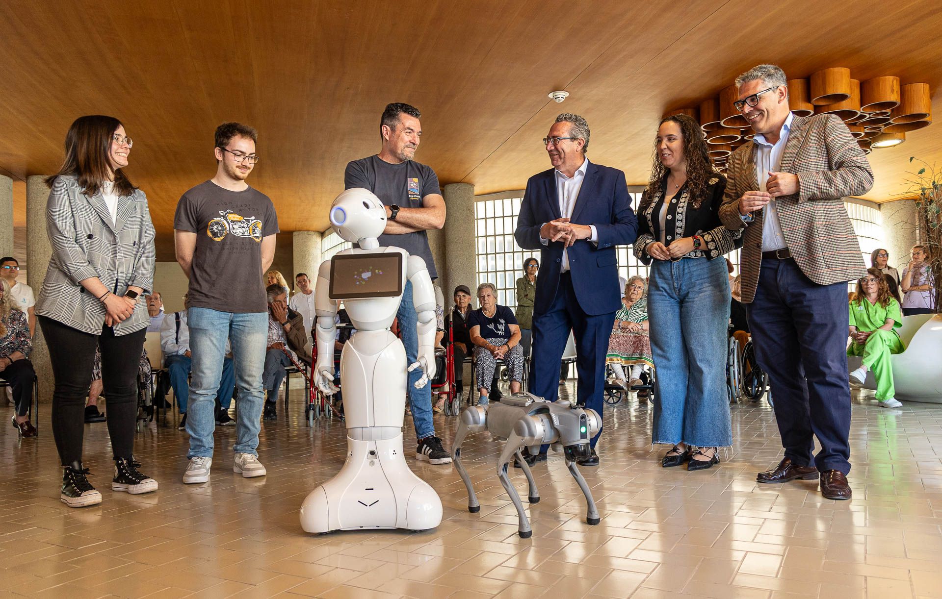 Un humanoide y un perro robot en el Hogar Provincial de Alicante