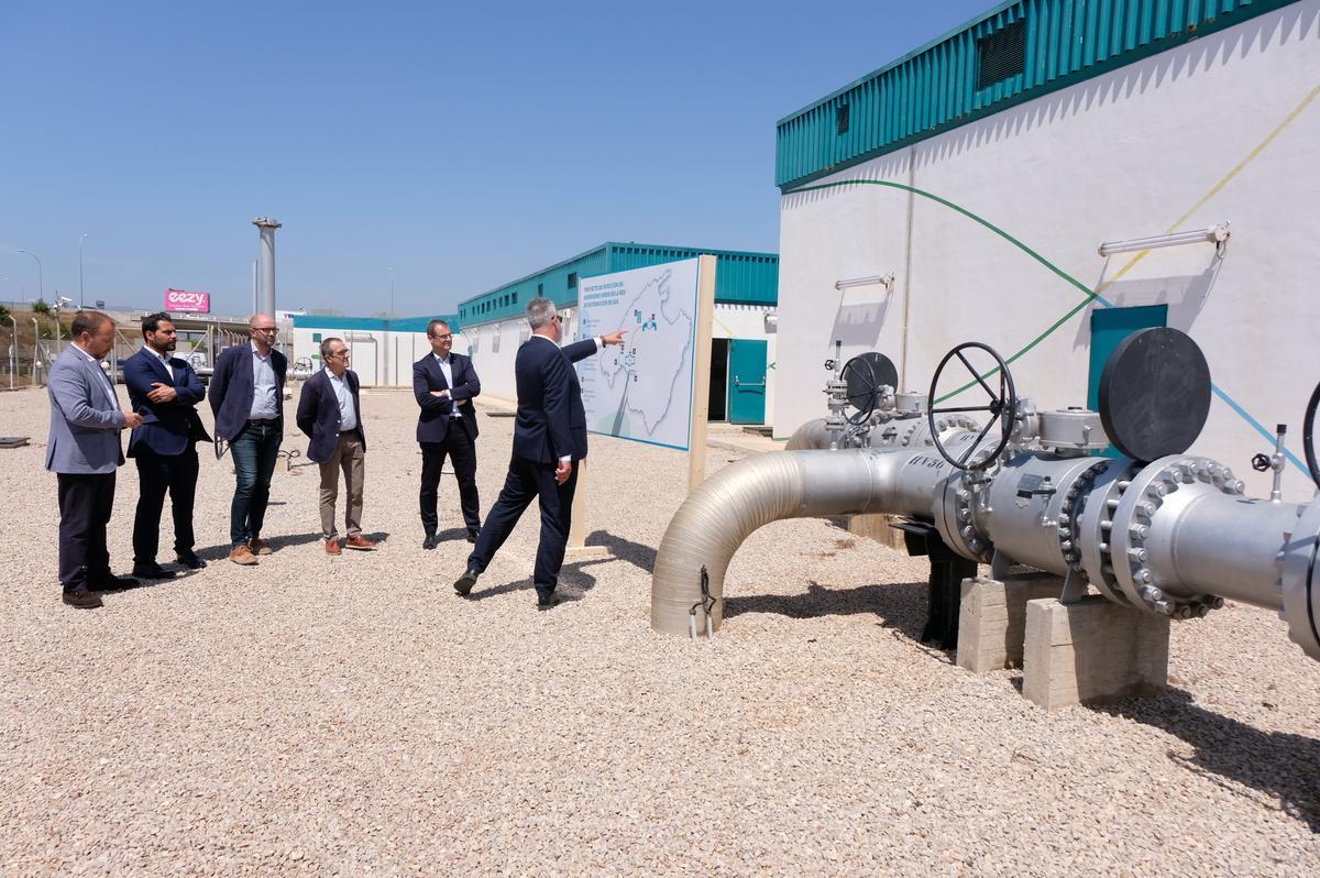 El vicepresidente Yllanes ha visitado este lunes la central de Cas Tresorer, en Palma, punto de inyección del primer  hidroducto verde de España