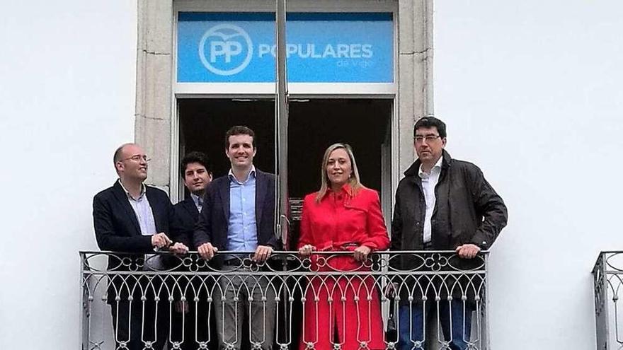 Casado junto a Tellado, Gago, Muñoz y López Chaves, ayer en el balcón de la nueva sede del PP. // FdV