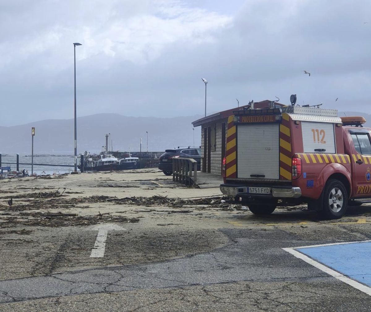 La arena y las ramas cubren cada día el entorno de O Con.
