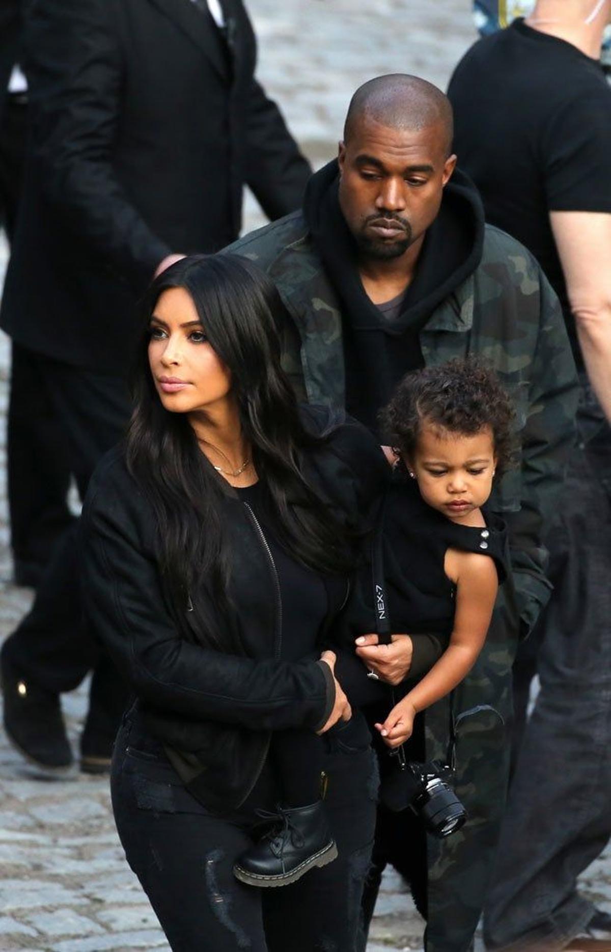 Kim Kardashian con Nori en brazo y Kanye West, detrás