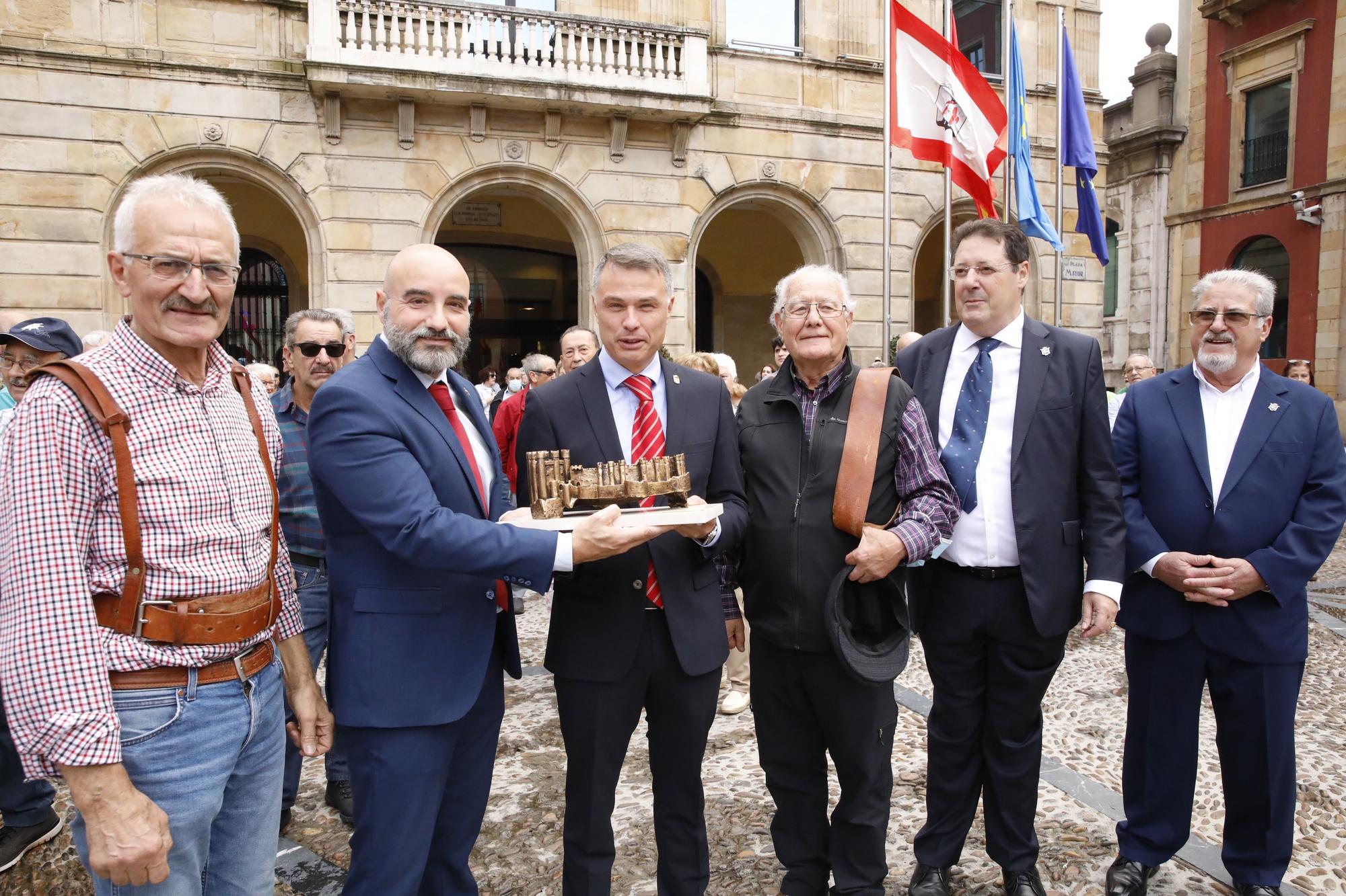 En imágenes: Gijón celebra el Día de León con bailes y el desfile de pendones