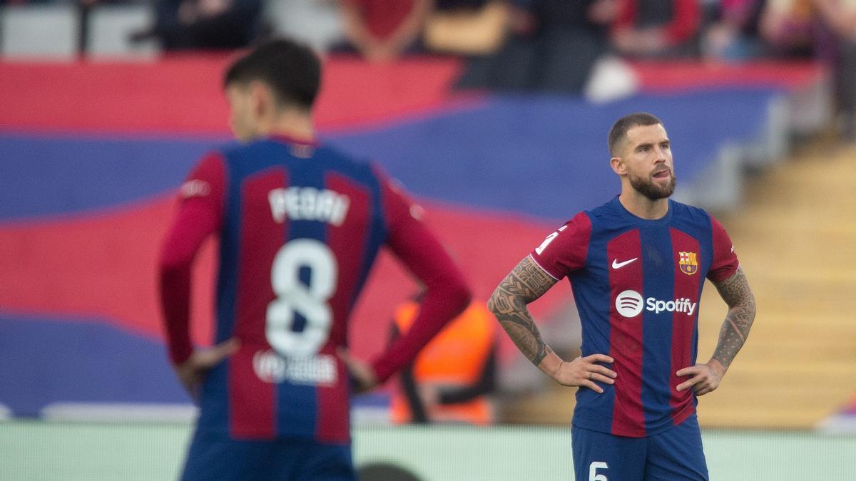 Pedri e Iñigo Martínez, abatidos tras el gol del Alavés en Montjuïc nada más iniciarse el encuentro.