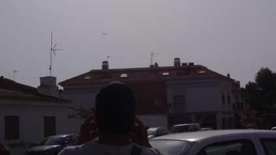 Un vecino mira a uno de los aviones que pasa a diario por encima de Estación de Cártama.
