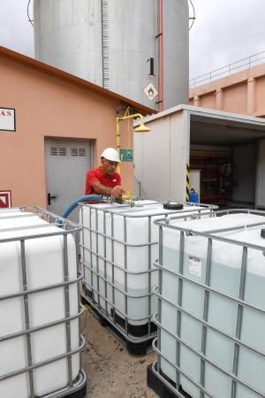 26-03-20  GRAN CANARIA. ZONA INDUSTRIAL DE SALINETAS.  TELDE. Arehucas para su produccón de bebidas espirituosas para fabricar alcohol para fines sanitarios en su fabricade ubicada en la Zona Industrial de Salinetas.  Fotos: Juan Castro.  | 26/03/2020 | Fotógrafo: Juan Carlos Castro