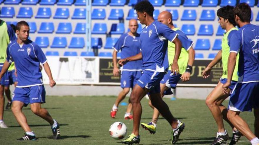 Choco Lozano conduce el balón, ayer, en un lance del entrenamiento matutino celebrado en el campo de El Collao.