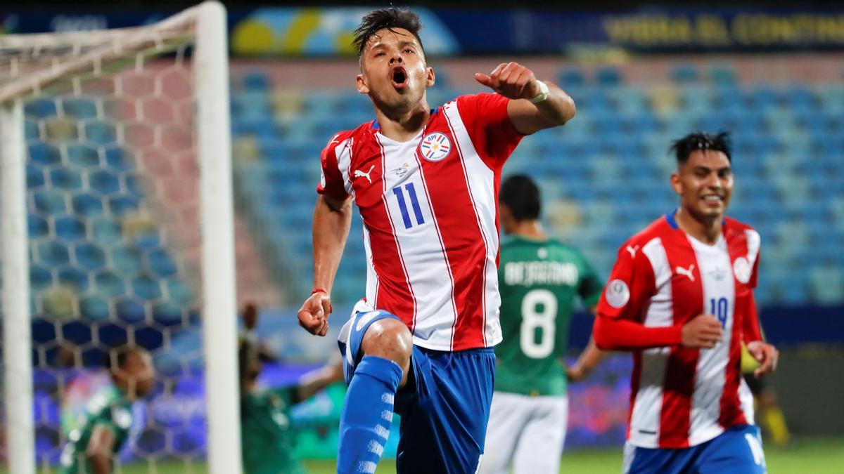 Los paraguayos celebran uno de sus tres goles.