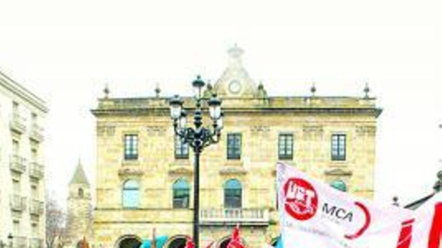 Manifestantes en la plaza Mayor de Gijón. | juan plaza
