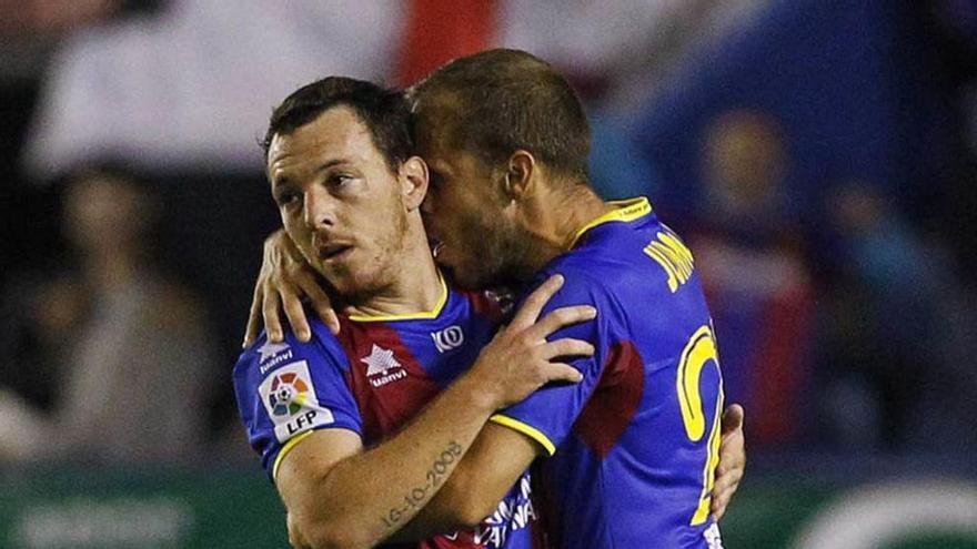 Rubén es abrazado por Juanlu en un partido durante su etapa en el Levante.