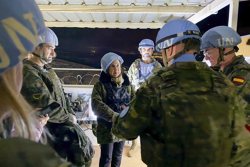 La ministra Robles visita a los soldados de la Brigada X en Líbano