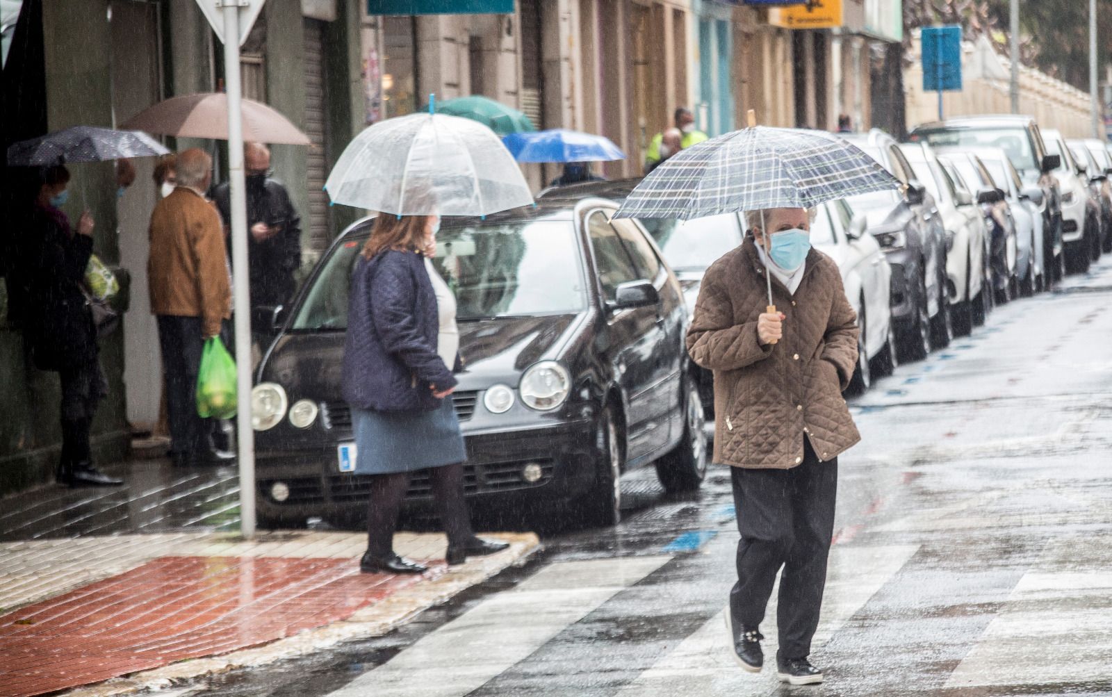 Lluvia y ambiente frío en Alicante para recibir el puente de San José