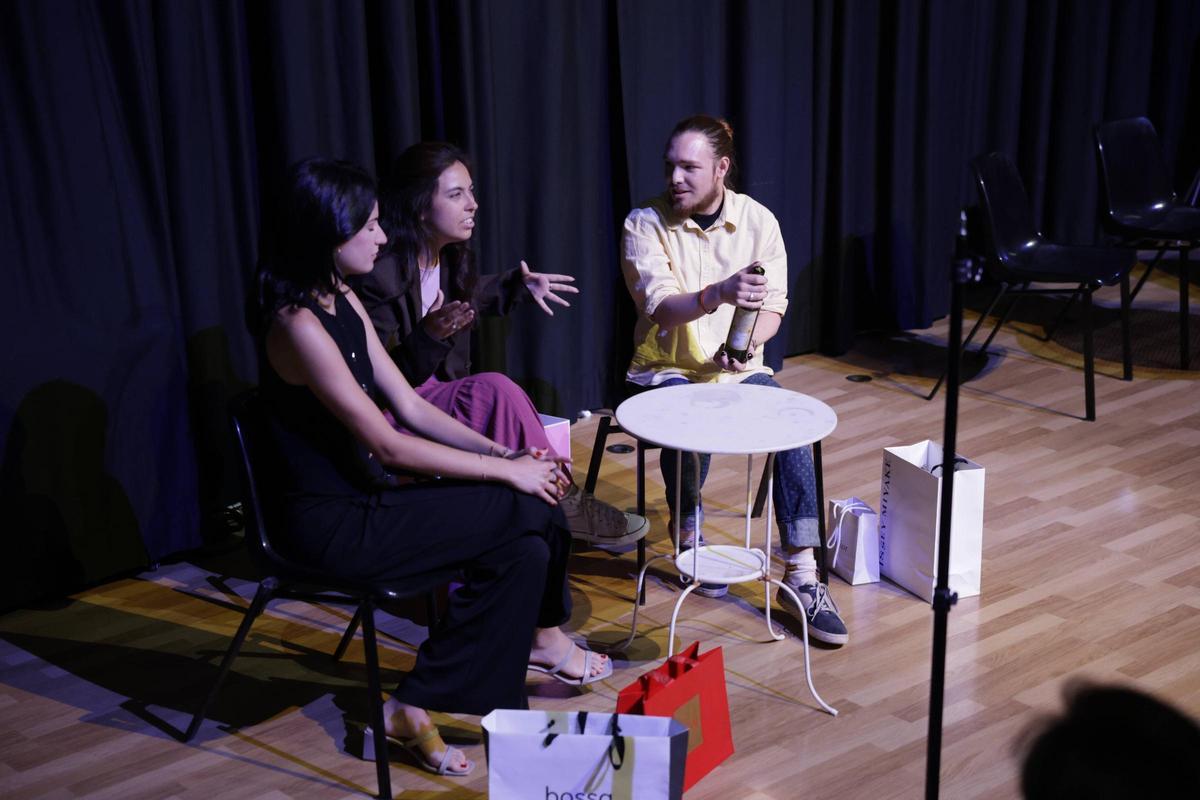 Los personajes Celia, Rosa y Toni en un momento de la obra.