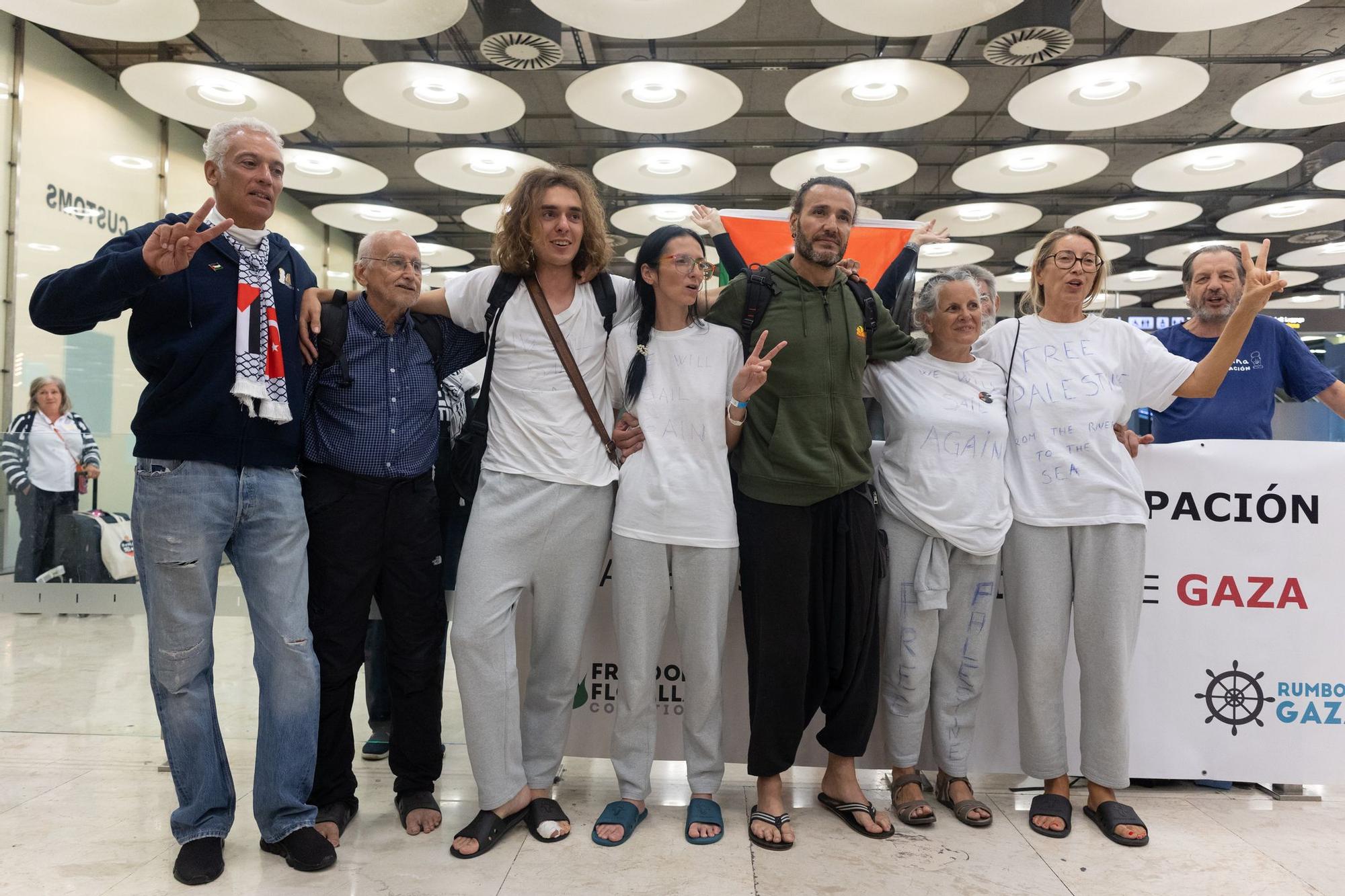La mallorquina Reyes Rigo y otros cinco miembros de la segunda flotilla a Gaza aterrizan en el aeropuerto de Madrid