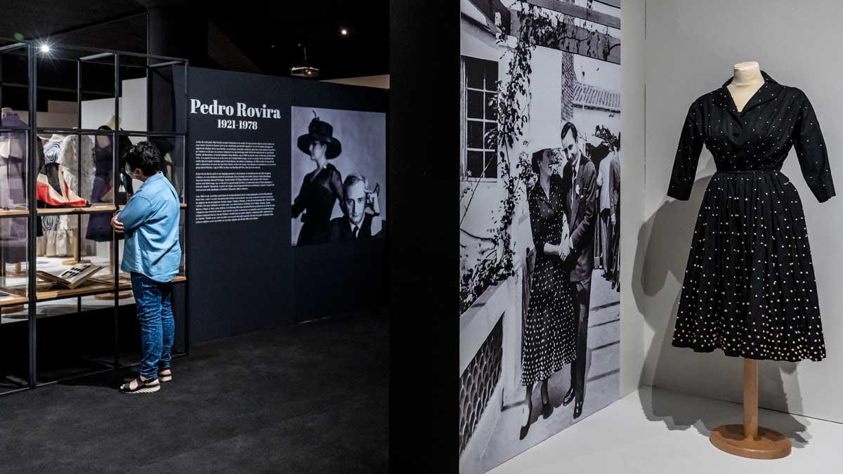 Un conjunto de cóctel de algodón, creación de Rovira en 1952, y al lado, una fotografía de aquel año de Maria del Carme Roldós, que lo utilizó el día de su boda.