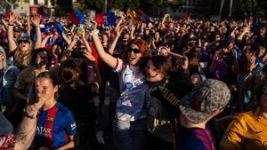 BARCELONA 25/05/2024 DEPORTES. Reacción del 2-0 a favor del Barcelona y final, dando la victoria al FC Barcelona. Pantalla gigante en la Plaça Catalunya para ver la final Barça-Lyon. FOTO de ZOWY VOETEN