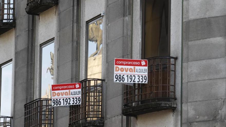 Carteles de alquiler en viviendas de Vigo. // Alba Villar