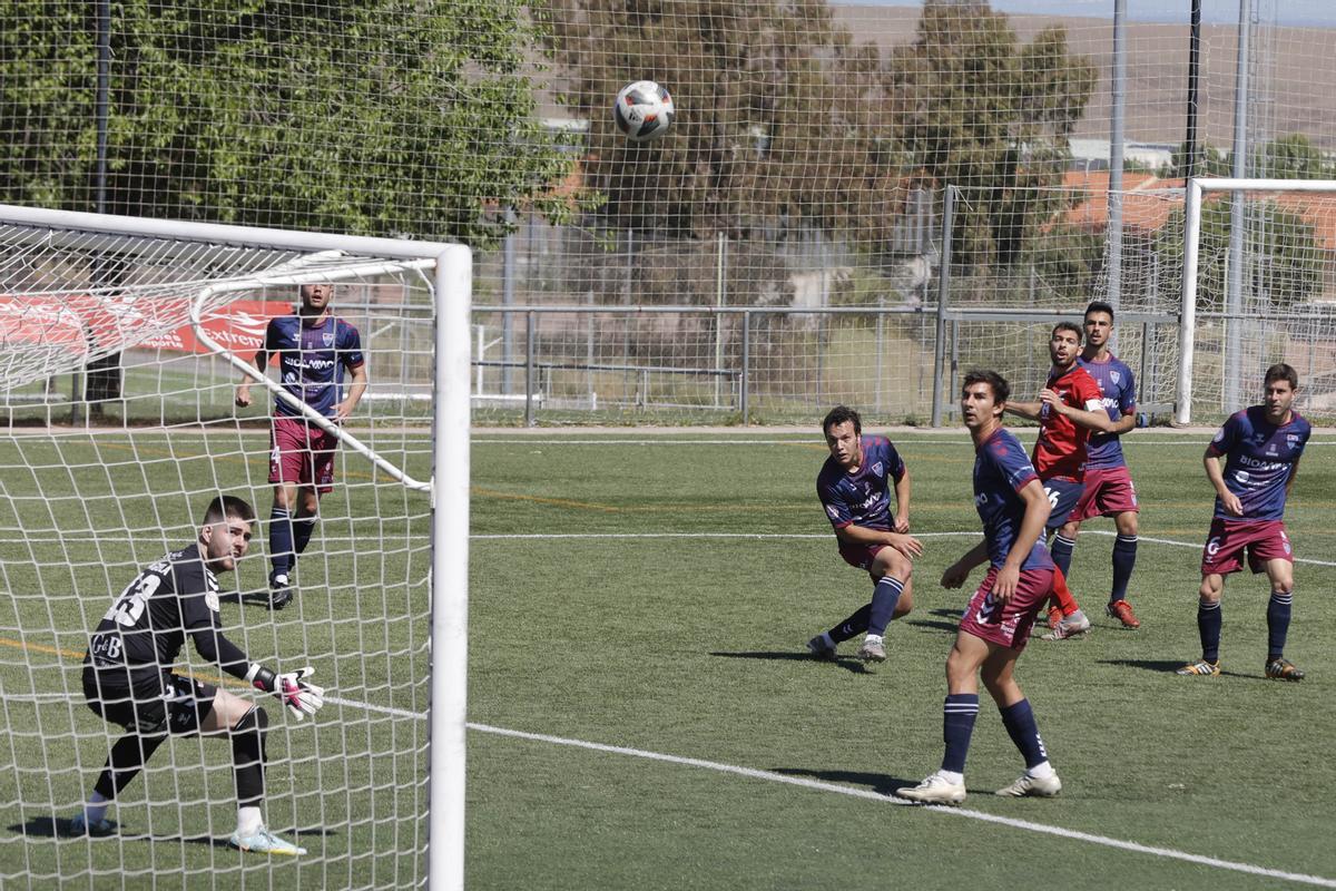 Una de las ocasiones del conjunto colegial en la primera parte.