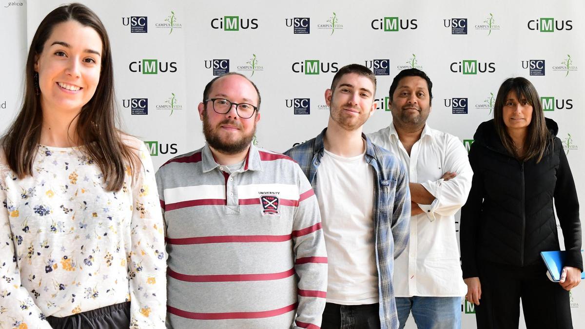 Paula Ayuso, Sergio Velasco, Alejandro Sánchez-Rueda, Ashwin Woodhoo y Marta Varela en su laboratorio en el CiMUS