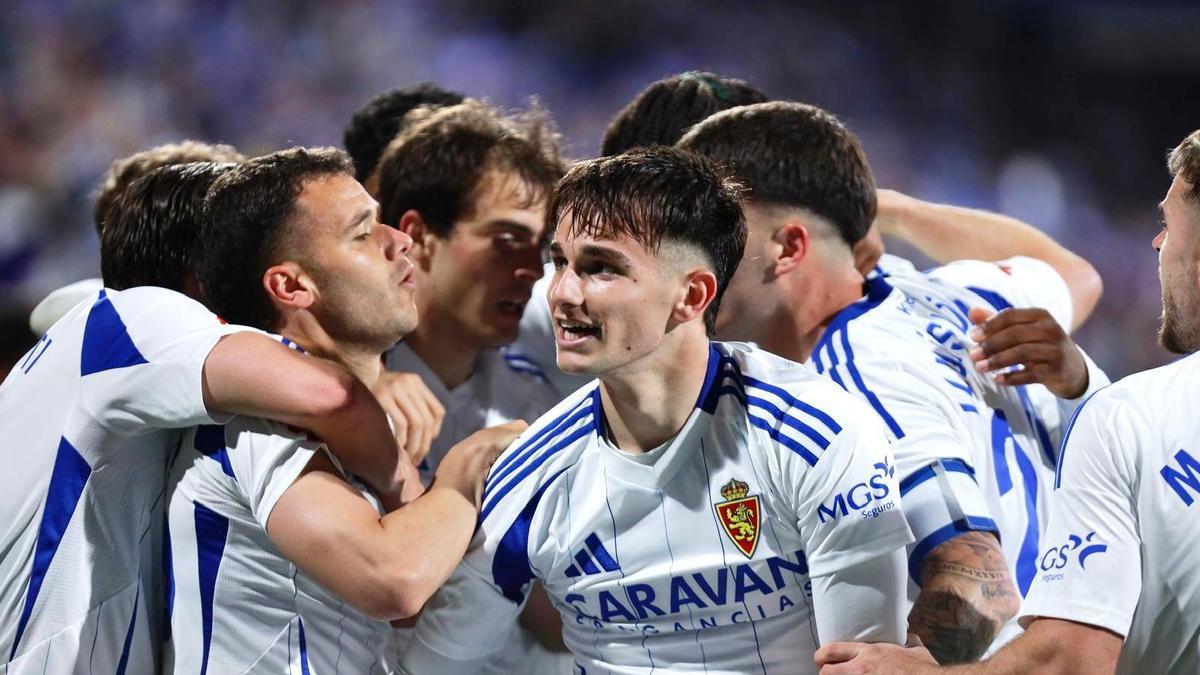 Los jugadores del Real Zaragoza celebran el 1-0 con Aketxe, Pau Sans y Francho en primer término.