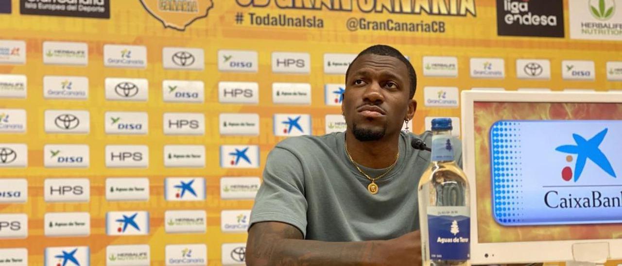 Dylan Ennis en la sala de prensa del Arena