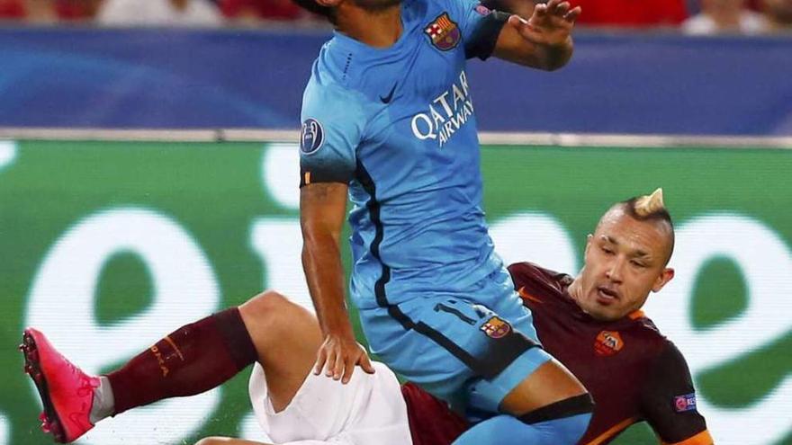 Naiggolan realiza una dura entrada a Rafinha, que se marchó lesionado de Roma. // Tony Gentile