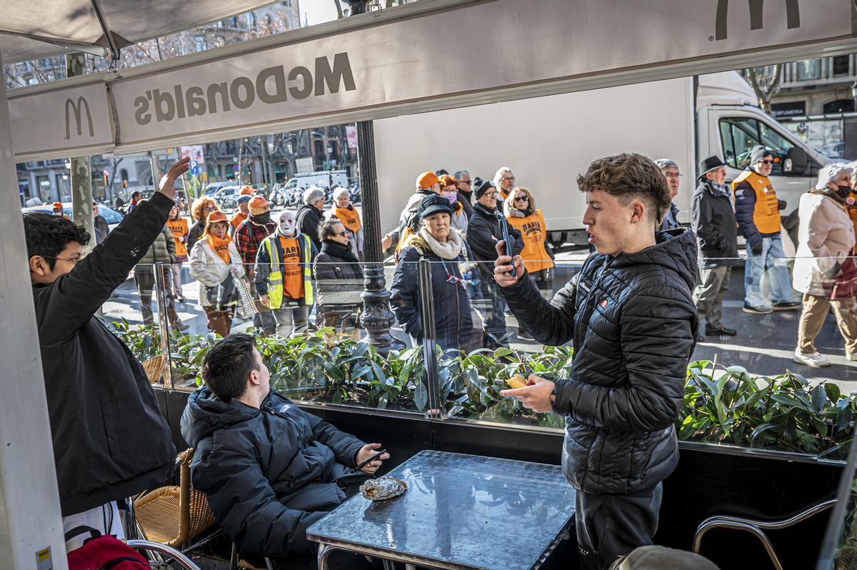 La Coordinadora de pensionistas se manifiesta por el centro de Barcelona