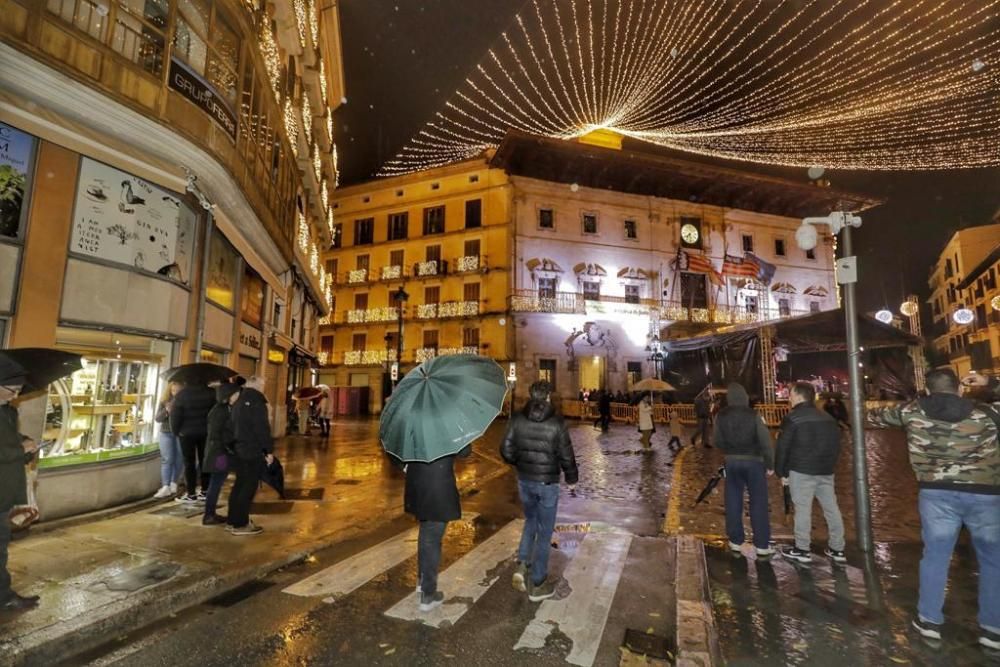 Se enciende una revetla de Sant Sebastià aguada por la tormenta Gloria