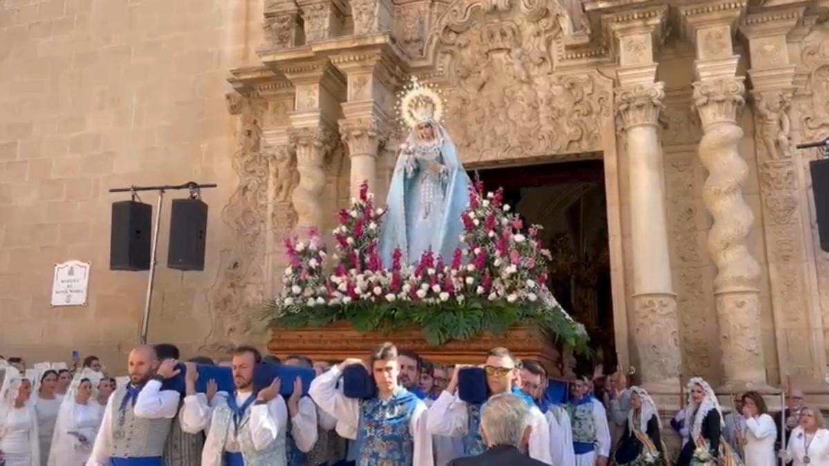 La Virgen de la Alegría sale de la Basílica de Santa María