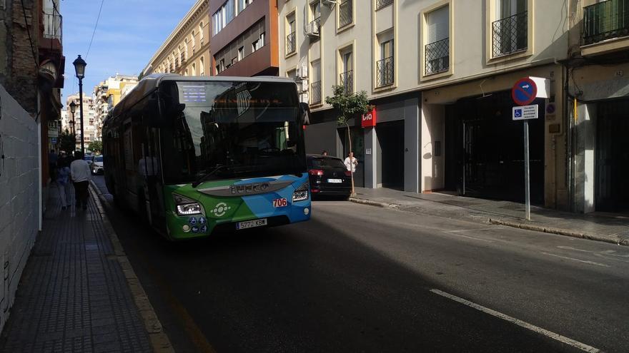 Un autobús de la EMT en la calle Victoria.