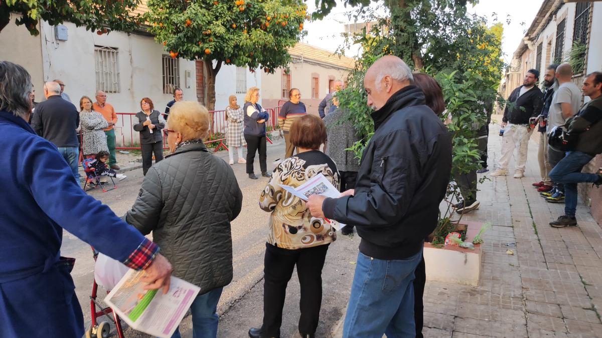 Vecinos de la calle, en una reunión con la asociación del barrio.