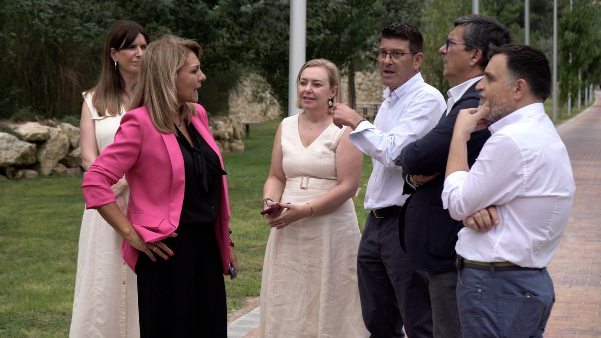 La vicepresidenta del Consell, Susana Camarero, con el alcalde de Ontinyent, Natàlia Enguix, y diversos concejales.