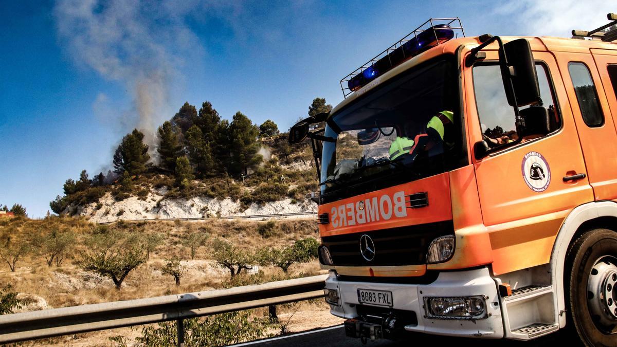 Continúan las labores de extinción del incendio en la Vall d'Ebo