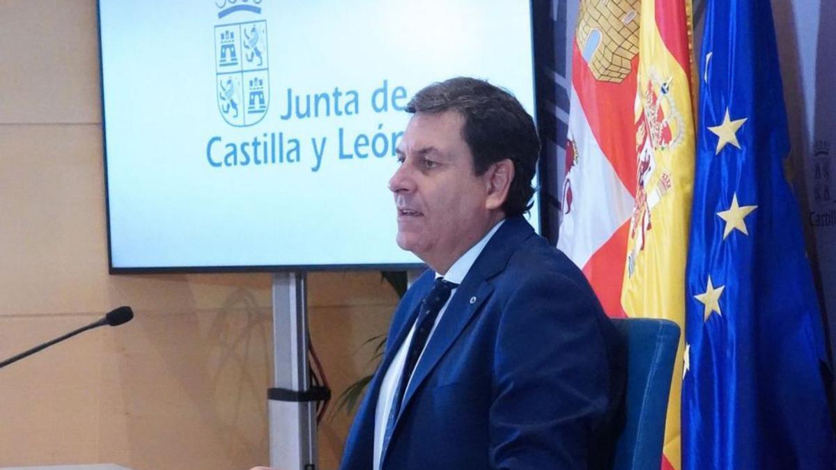 El consejero de Economía y Hacienda y portavoz de la Junta de Castilla y León, Carlos Fernández Carriedo, comparece en rueda de prensa.