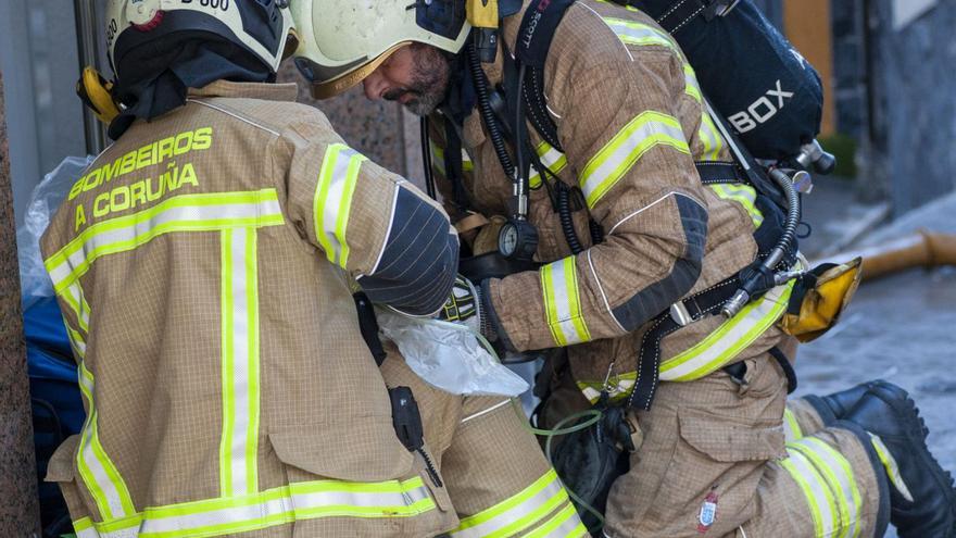 La soledad multiplica las aperturas forzosas de los bomberos de A Coruña a casi una al día: "No es solo que abramos una puerta, es una problemática social"