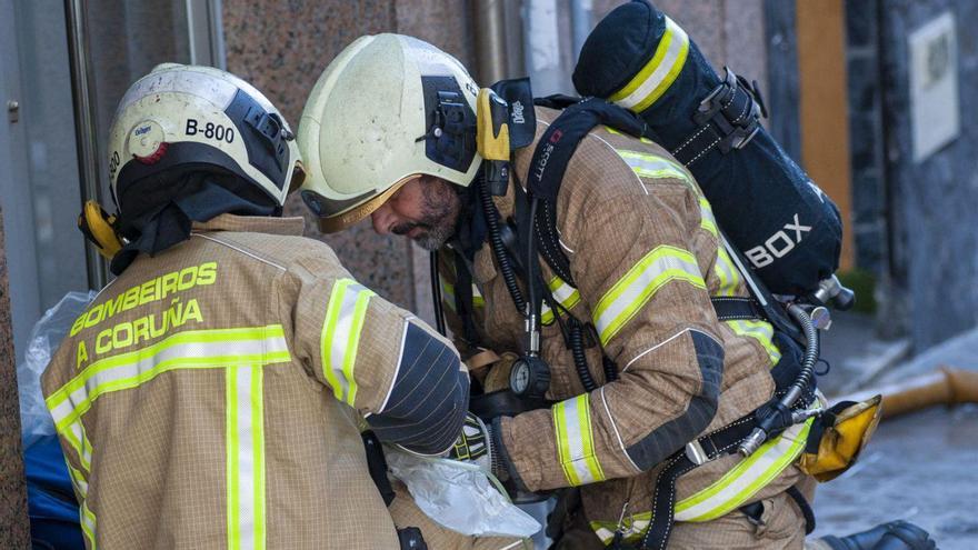 Bomberos de A Coruña 
durante una intervención 
por incendio en la ciudad.   | // CASTELEIRO/ROLLER AGENCIA