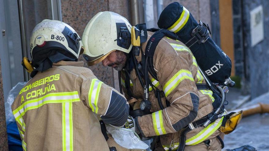 Bomberos de A Coruña 
durante una intervención 
por incendio en la ciudad.   | // CASTELEIRO/ROLLER AGENCIA