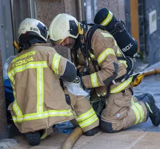 La soledad multiplica las aperturas forzosas de los bomberos de A Coruña a casi una al día: "No es solo que abramos una puerta, es una problemática social"