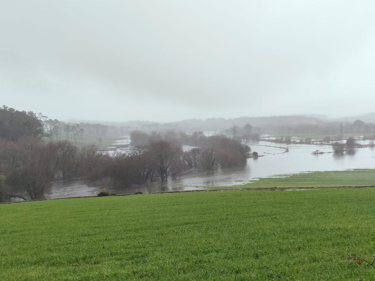 Zona de Olveira inundada este domingo, por debajo del embalse.