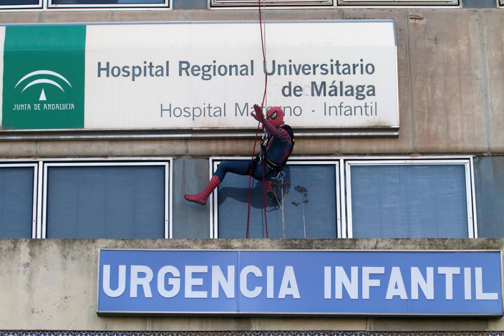 El Materno Infantil recibe la visita sorpresa de Spiderman