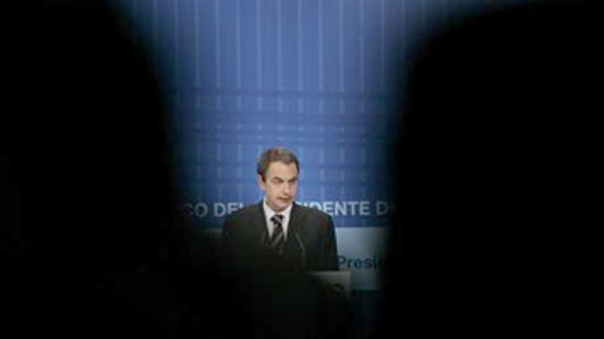 La soledad de Zapatero le fuerza a explicar la crisis en el Congreso