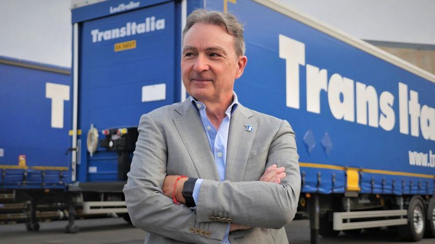 Juan Carlos Arocas, director general de TransItalia, en una de las bases de operaciones de la empresa de transportes. | LEVANTE-EMV