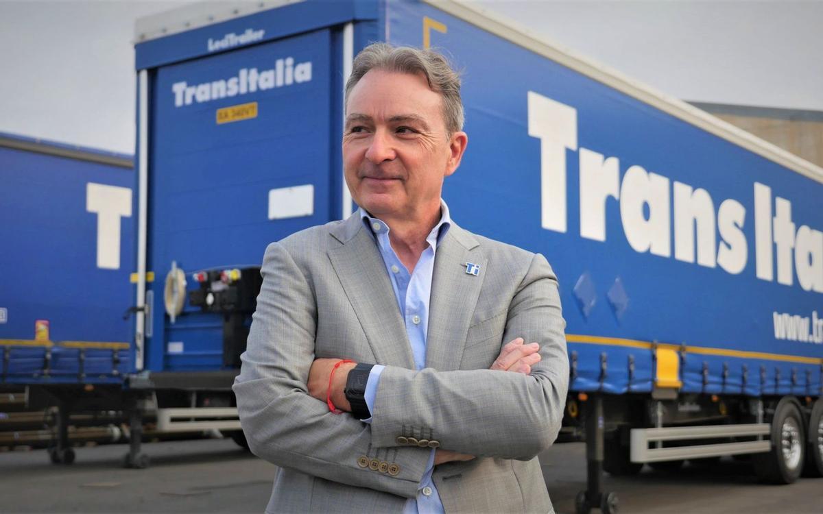 Juan Carlos Arocas, director general de TransItalia, en una de las bases de operaciones de la empresa de transportes. | LEVANTE-EMV