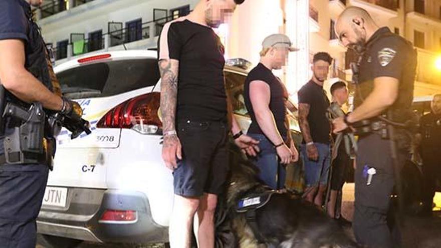 Una patrulla nocturna de la Policia Local de sant Antoni.