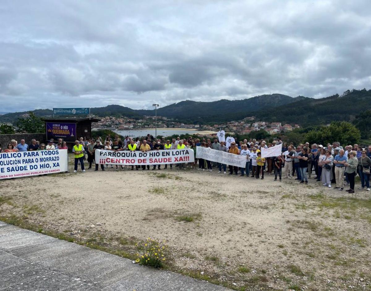 Los asistentes, reunidos en la explanada del atrio. | // G. NÚÑEZ