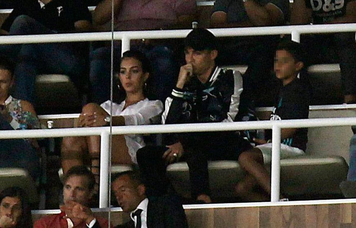 Cristiano Ronaldo viendo el partido de la Supercopa desde la grada con su novia y su hijo