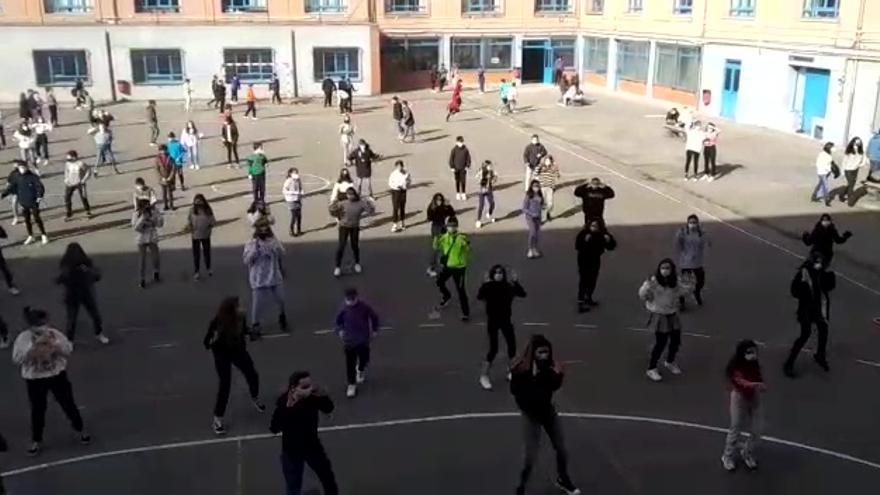 Los alumnos del IES Aramo bailan "Madre Tierra"