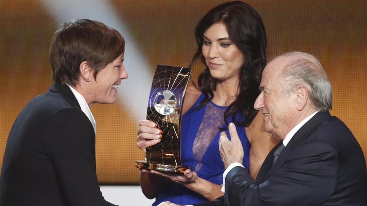 Hope Solo acusó a Blatter de agarrar sus nalgas en la gala de la FIFA de 2013