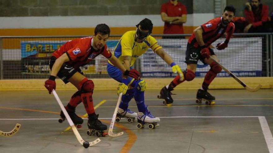 Dos acciones del Asturhockey-Reus disputado ayer en el polideportivo de Grado.