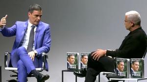 Pedro Sánchez junto a Jorge Javier en la presentación de su libro Tierra firme